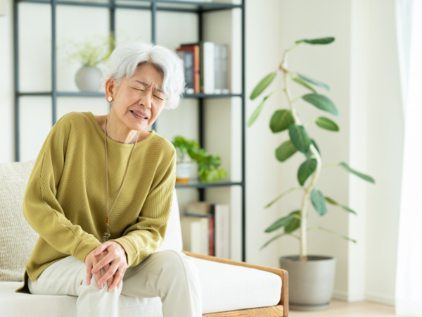 足の痛みに悩む女性